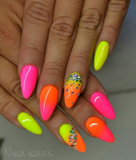 Ongles néon : 40+ idées inspirantes pour adopter la nouvelle tendance d'été ! Summer Nails 2018, Summer Nails Neon, Neon Nail Art, Neon Nail Polish, Nails Orange, Nails Neon, Gel Nail Art Designs, Bright Nails, Nail Swag