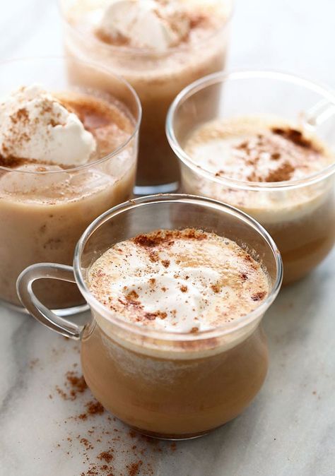 Make this chai tea latte AT HOME! It is made with black tea, almond milk, chai tea spices and more! Milk Chai Tea, Chia Tea Latte Recipe, Gourmet Lemonade, Hot Chai Tea, Chai Tea Latte Recipe, Homemade Chai Tea, Te Chai, Hot Chai, Homemade Chai