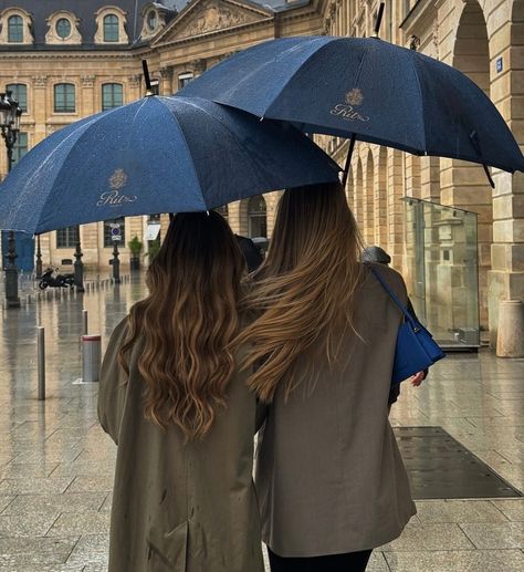 Paige Lorenze Paige Lorenze, October Travel, Anna And The French Kiss, Paris In Autumn, Aesthetic Friends, London Aesthetic, Parisian Life, European Girls, Friend Friendship