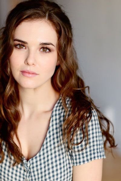 http://www.herinterest.com/30-hot-female-actresses-under-30-in-2015/2/ Beautiful Creatures Movie, Actresses Under 30, Rose Hathaway, Character Inspiration Girl, Zoey Deutch, Vampire Academy, Female Character Inspiration, Female Actresses, Girl Crushes