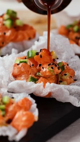 This delicious Spicy Citrus Tamari Salmon is served on rice paper chips for an easy appetizer recipe that's a spicy, tangy, crunchy treat! This snack will be a hit with all of your friends and family! #AsianRecipe #JapaneseRecipe #AppetizerRecipe Sushi Sides, Rice Paper Chips, Citrus Salmon, Sushi Recipes Homemade, Makanan Diet, Sushi Recipes, Asian Dishes, Food Presentation, Food Plating