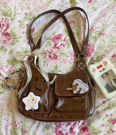 Inside My Bag, My Bags, Handbag Essentials, Brown Purse, Bag Details, Girly Bags, Pretty Bags, My Bag, Cute Purses