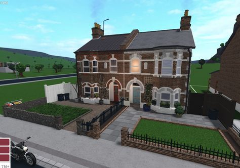 Bloxburg London Townhouse, Downtown Bloxburg House, Bloxburg English House, British Suburban House, Bloxburg British House, House Design Exterior Bloxburg, Small British House, Bloxburg Library Exterior, Bloxburg Townhouse Ideas