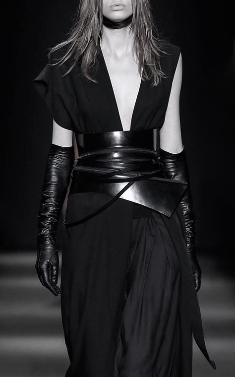 Ann Demeulemeester | Fall 2015 #catwalk #fashion Fashion Show Party, Belt Jacket, Futuristic Fashion, Looks Street Style, Style Noir, Ann Demeulemeester, Mode Inspo, Fabulous Fashion, Dark Fashion