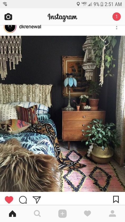 Bedroom Arrangement, Girl Bedrooms, Bohemian Interior Design, Rooms Ideas, Dark Wall, Bohemian Interior, Bohemian Bedroom, Boho Chic Decor, Black Walls