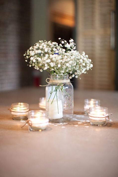 Gipsophyla Wedding, Super Simple Wedding Decor, Table Center Piece For Wedding, Center Pieces For Baby Shower Ideas, Creative Centerpieces For Party, Simple Christening Decorations, Confirmation Table Decorations, Confirmation Centerpieces, Circle Table Centerpiece Wedding