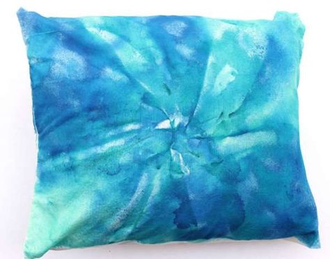 Learn how to stitch an envelope style pillow case and use Tumble Dye to give it a fun tie-dye look! Tye Dye Pillow Cases, Super Hero Capes For Kids, Baby Pillow Case, Shibori Pillows, Pillow Cases Tutorials, Dyed Pillows, Pillow Cases Diy, Pillowcase Pattern, Tie Dye Techniques