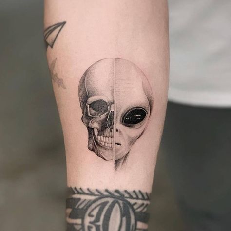 pinterest: hezzprice Alien Head Tattoo, Dj Tattoo, Space Tattoo Sleeve, Alien Alien, Pop Art Tattoos, Simple Tattoos For Guys, Finger Tattoo Designs, Grey Alien, Head Tattoo