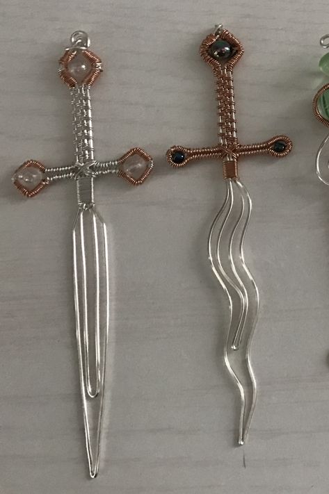 Sword bookmark wire wrap. Copper and silver plated wire. Wire Art Bookmark, Renfaire Accessories Diy, Diy Wire Swords, Wire Wrapped Wand, Metal Wrapped Jewelry, Wire Wrapped Bookmark, Wire Wrapped Jewelry Beginner Tutorial, Silver Wire Wrapped Jewelry, Wire Wrap Ideas