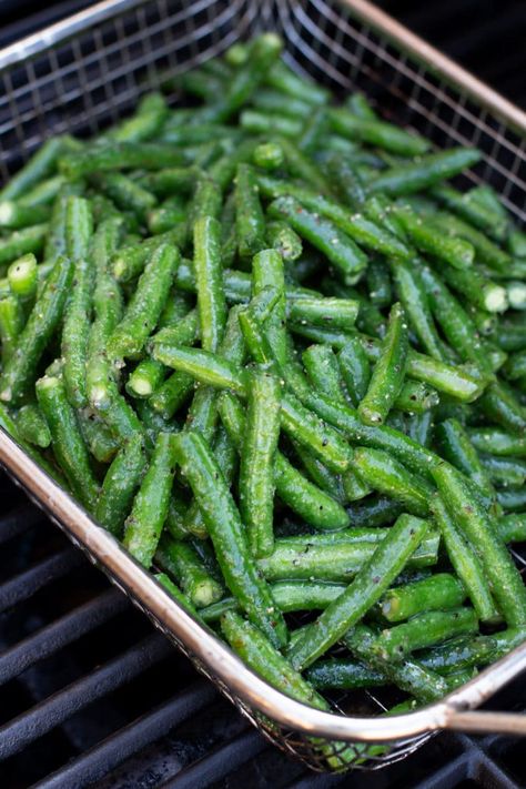 Green Beans On The Grill, Grilled Green Bean Recipes, Bbq Green Beans, Marinated Green Beans, Fresh Green Bean Recipes, Grilled Green Beans, Bbq Rub Recipe, Italian Green Beans, Grilled Garlic