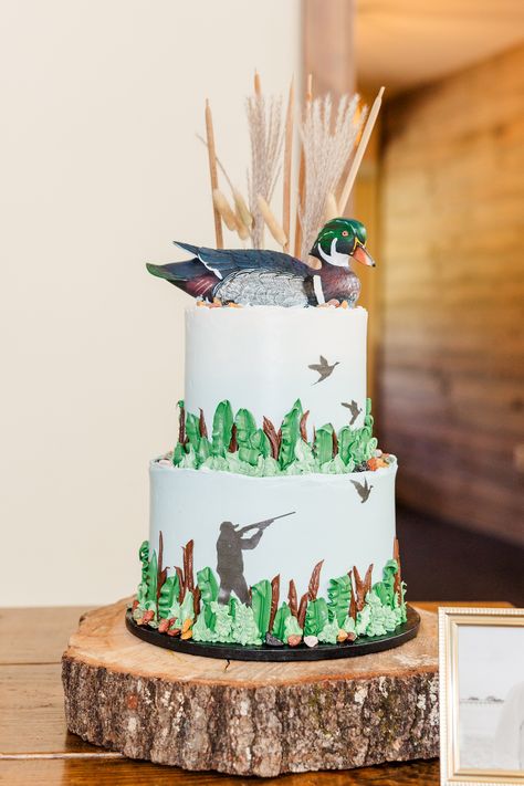 Duck hunting groom's cake Grooms Cake Ideas Duck Hunting, Duck Hunter Grooms Cake, The Hunt Is Over Grooms Cake, Duck Hunting Birthday Cake, Groom’s Cake Ideas, Hunter Grooms Cake, Country Cake Ideas, Hunting Theme Cake, Hunting Grooms Cake