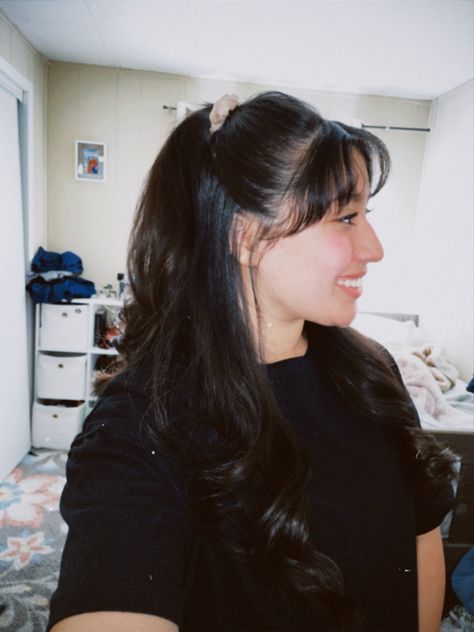 Half Up Scrunchie Hairstyles, Half Up Half Down Scrunchie, Half Up With Bangs, Black Hair 80s, Hair Layers Short, Half Up Half Down Bangs, Half Up Half Down With Bangs, Long Hair Layers, 1990s Hair