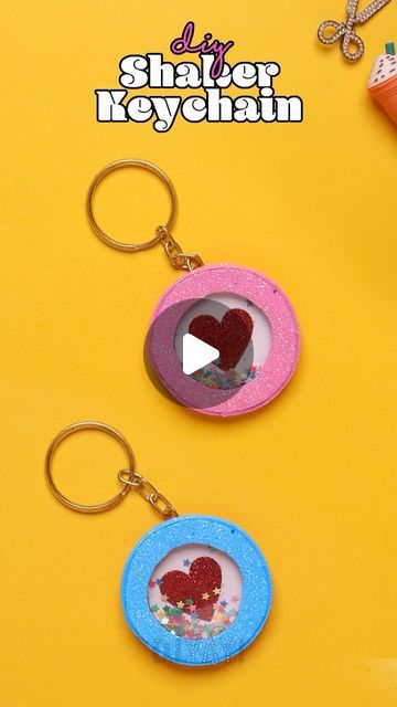 Diy Keyring Handmade Gifts, Keyrings To Make, Handmade Keychains Diy Gift Ideas, Key Chains Diy, How To Make Keychains, Diy Keyring, Shaker Keychain, Felt Keychain, Keychain Ideas