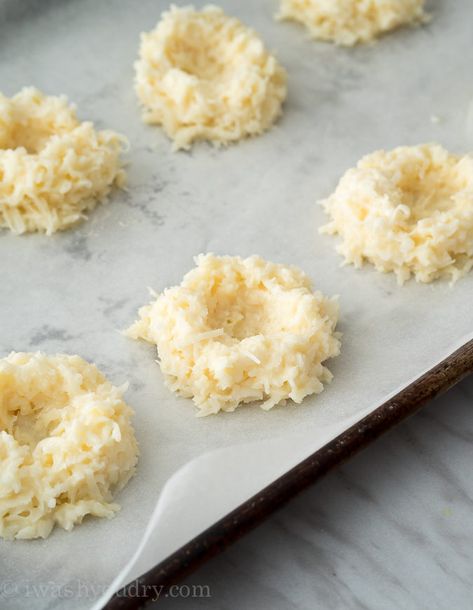 How adorable are these Chocolate Dipped Coconut Macaroon Easter Nests?! They're so easy to make too! Easter Birds Nest Treats, Chocolate Birds Nest Recipe, Easter Nest Treats, Easter Macaroons, Holiday Dessert Drinks, Chocolate Nests, Easter Egg Nest, Coconut Cookies Recipes, Easter Food Appetizers