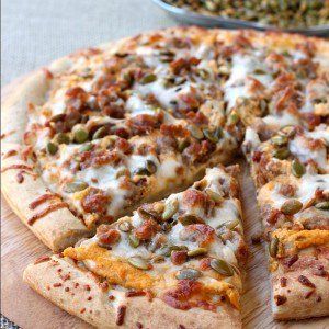 Spicy Sausage and Pumpkin Pizza Pumpkin Recipes Easy Dinner, Fall Pizza Recipes, Fall Pizza, Pumpkin Pizza, Pumpkin Recipes Dinner, Pumpkin Dishes, Pumpkin Recipes Healthy, Pumpkin Sauce, Savory Pumpkin Recipes