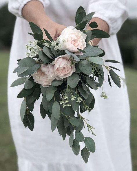 eucalyptus bouquet, bridal bouquet, greenery wedding, garden wedding Eucalyptus Wedding Decor, Eucalyptus Wedding Bouquet, Simple Wedding Bouquets, Eucalyptus Bouquet, Fresh Wedding Flowers, Inexpensive Wedding, Eucalyptus Wedding, Wedding Arrangements, Greenery Wedding