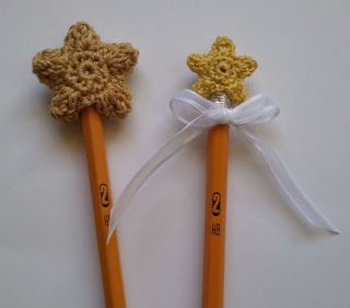 Free Pattern: Star Pencil Toppers Free Crochet Pencil Topper, Crochet Lollipop, Christmas Star Topper, Pencil Toppers Diy, Crochet Christmas Star, Crochet Topper, Crochet Pencil, Doilies Crochet, Pen Toppers