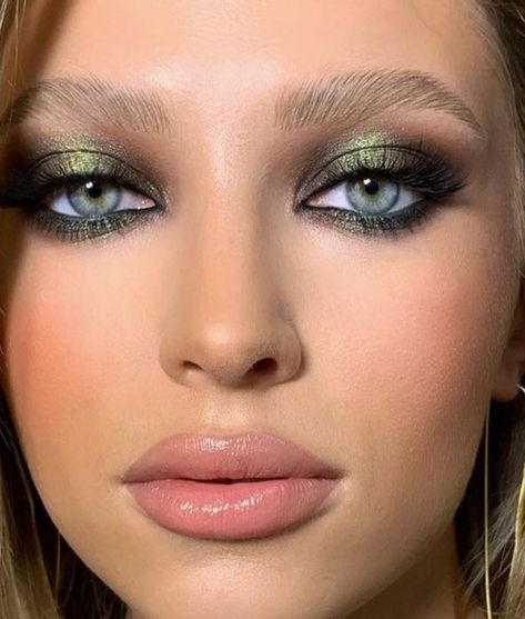 Blue Eyes Green Makeup, Khaki Makeup, Pink Glitter Makeup, New Year's Makeup, Makeup For Older Women, Bridal Eye Makeup, Makeup Nails Art, Green Makeup, Green Eyeshadow