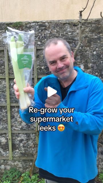 Simon Akeroyd on Instagram: "It’s so quick and easy to re-grow leek scraps. Intead of throwing the bases of the leeks away after you’ve made your Christmas meal you can instead re-grow them in either compost or water.   They won’t grow to full size leeks, but they will be sweet, succulent and packed full of mild, oniony flavours. #festiveseason #christmas #gardening #growyourown" Dehydrated Leeks, How To Grow Leeks, Preserving Leeks, How To Grow Leeks From Scraps, How To Clean Leeks, Grafting Plants, Grow Your Own, Leeks, Outdoor Plants