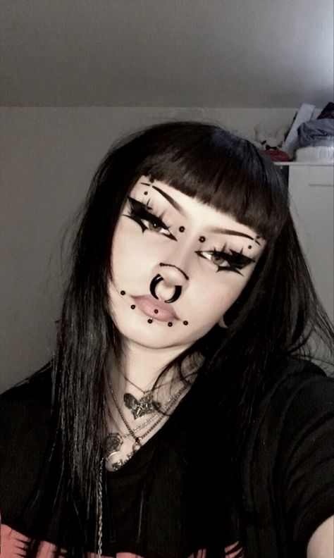 Goth Face Piercings, Piercing Setup Face, Lots Of Piercings Face, Big Eyeliner Looks, Big Septum Piercing, Piercing Set Up, Unique Piercings Face, Alternative Eyeliner, Piercing Setup