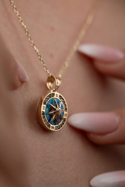 Necklaces For Girlfriends, Gold Compass Necklace, Compass Jewelry, Meaningful Necklace, Pretty Jewelry Necklaces, Faith Necklace, Gold Pendants, Compass Pendant, Pendants Necklace