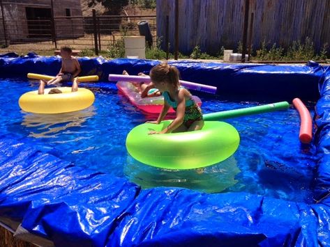 Looking for an interesting, creative, or economical way to make your own swimming pool? Here are some ideas:   livestock water trough: 4×4 lumber pool: trash dumpster:   sea containers (things… Hay Bale Pool, Homemade Swimming Pools, Dirt Road Anthem, Homemade Pools, Backyard Water Parks, Solar Pool Cover, Pool Diy, Cheap Pool, It's Thursday