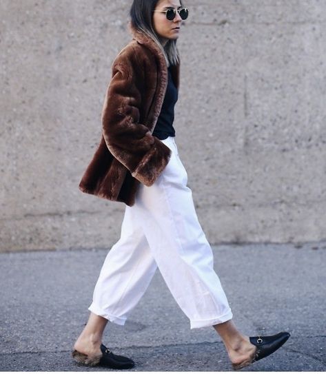 Gucci Fur Loafers, Princetown Gucci, Slippers Outfit, Slides Outfit, Loafers Outfit, Outfit Formulas, Street Chic, White Pants, Chic Style