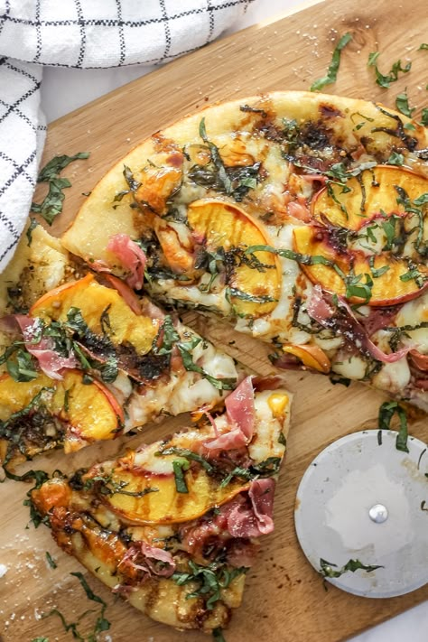 Summer Peach and Prosciutto Pizza with Balsamic Glaze Drizzle Pizza With Balsamic Glaze, Peach Goat Cheese, Prosciutto Pizza Recipes, Goat Cheese And Prosciutto, Prosciutto Flatbread, Peach Prosciutto, Peach Pizza, Drizzle Recipe, Prosciutto Pizza