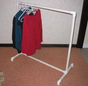 Build something like this rack out of pvc pipe....cover it in white christmas lights and hang them top to bottom to create a lovely wall/curtain of lights....could even hang a sheer curtain from it with lights behind    How to Build a Clothes Rack With Pipe thumbnail Yard Sale Organization, Garage Sale Tips, Pvc Furniture, Diy Clothes Rack, Pvc Pipe Crafts, White Christmas Lights, Pvc Pipe Projects, Pvc Projects, Clothes Hanging