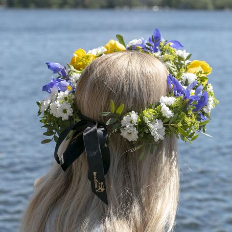 Family Flowers, Scandinavian Aesthetic, Flowers In Her Hair, Flower School, Bridal Flower Crown, Fall Party, Botany, Headdress, Flowers In Hair