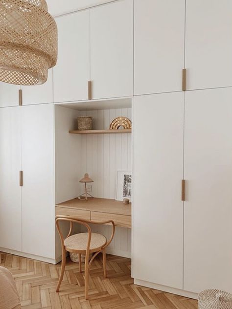 Desk In Between Wardrobes, Minimalist Wardrobe Interior, Platsa Ikea Bedroom, Ikea Wardrobe With Desk, Kids Bedroom Cupboard Designs, Ikea Platsa Kids Room, Platsa Ikea Ideas Bedroom, Kids Room Wardrobe Design Cupboards, Ikea Platsa Wardrobe