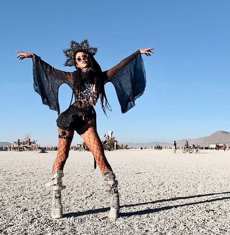 Burnerettes on Instagram: “I need a dose of playa ☀️ @sinemmei . . . . . . . . . . #burningman #burnerettes #love #playa #art #artsy #artist #fashion…” Creamfields Outfit, Burning Girl, Nye 2024, Afrika Burn, Dirty Boots, Burning Man Costume, Burning Man Fashion, Fun Outfits, Artist Fashion