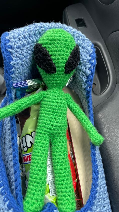 Tbh Creature Crochet, Funny Crochet Plushies, Things To Crochet Your Boyfriend, Radiohead Crochet, Crochet Birthday Gift Ideas, Crochet Ideas For Guys, Alien Crochet Pattern Free, Black Crochet Ideas, Crochet Weird