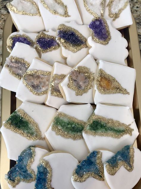 Crystal Cupcakes Rock Candy, Geode Cookies Decorated, Crystal Cookies, Candy Cookies Decorated, Geode Cookies, Make Rock Candy, Crystal Cupcakes, Gold Luster Dust, Cookies Wedding