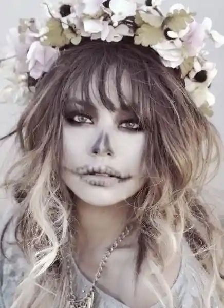 30+ Pretty Ghost Makeup Ideas for Halloween 20 Ghost Makeup, Halloween Costumes Scarecrow, Scarecrow Makeup, Sugar Skull Costume, Halloweenský Makeup, Sugar Skull Makeup, Smink Inspiration, Skull Makeup, Edgy Hair