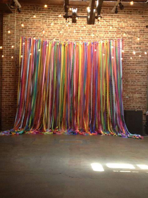 This would be an awesome idea for a wedding alter if it was fabric shreds instead of crae paper Spring Dance, Photo Booth Backdrop Wedding, Streamer Backdrop, Diy Tutu, Diy Pinata, 70s Party, Diy Event, Rainbow Wedding, Diy Photo Booth