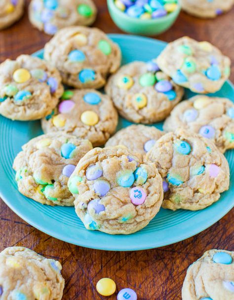 Soft and Chewy M&Ms Cookies Köstliche Desserts, Easter Dessert, Chewy Cookie, Easter Cookies, Easter Recipes, Cookie Monster, Sweets Treats, Yummy Treats, Holiday Recipes