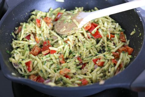 Courgette pasta met kip en pesto - in 20 minuten klaar! - Lekker en Simpel Courgette Pasta, Easy Healthy Lunch Recipes, Healthy Breakfast Recipes Easy, Chicken Pasta Recipes, Quick Healthy Meals, Paleo Dinner, Healthy Foodie, Evening Meals, Healthy Meals For Kids