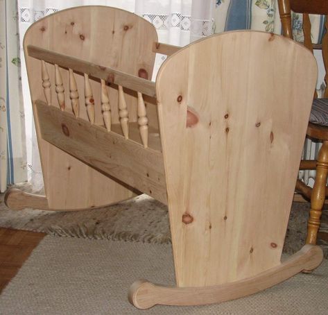 Detailed DIY construction plan for a classic baby cradle based on the old model with turned elements and curves. Wood Cradle Design, Bassinet Plans, Diy Bassinet Ideas, Wooden Baby Cradle, Baby Basinets, Baby Cradle Plans, Baby Cradles, Cradle Woodworking Plans, Old Baby Cribs