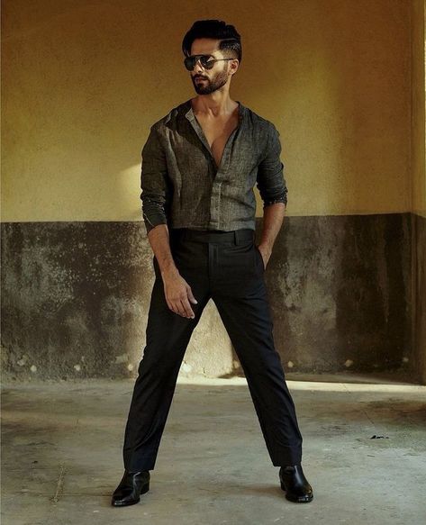 Bollywood Outfits, Shahid Kapoor, Bollywood Actors, Bollywood Stars, Bollywood Movies, Pant Shirt, Fashion Poses, Bollywood Fashion, Model Poses