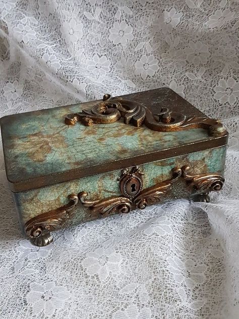 Decoupage Box Vintage, Wooden Box Crafts, Decoupage Jewelry Box, Jewelry Box Makeover, Decoupage Decor, Steampunk Crafts, Painted Jewelry Boxes, Decoupage Diy, Jewelry Box Diy