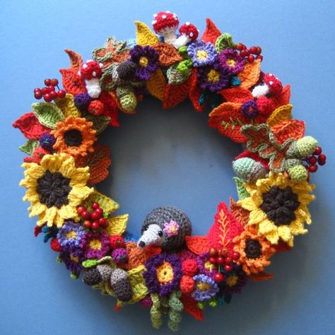 [Free Patterns] 12 Decorative Front Door Crochet Wreaths - Knit And Crochet Daily Crochet Wreath Pattern, Crochet Christmas Wreath, Crochet Wreath, Butterflies Wreath, Crochet Fall, Crochet Flower Tutorial, Autumn Wreaths, Flower Tutorial, Summer Crochet