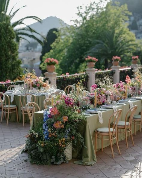 Je Le Veux | Wedding Content Creator on Instagram: "Dining al fresco under Taormina’s stars? Check. Hand-painted Ginori x Cabana plates? Check. Lush tropical florals? Double check. And naturally, no Italian wedding is finished without a millefeuille cake for dessert.  CREDITS: Planning and Design: @lakecomoweddings @rachelbirthistle Photography: @gregfinck Florist: @wildathearthq @nikkitibbleswildatheart Entertainment: @elanartists Production: @ingenius_productions Videography: @lumos_produzioni Hair and Makeup: @jiyoungyangbeauty Location: @belmondgrandhoteltimeo Rentals: @thecomocollection Printed Goods: @myladydye  #lakecomowedding #destinationwedding #lakecomo #lakecomoweddingphotographer #italywedding #weddinginitaly #bridetobe #weddinginspiration #lakecomoweddingplanner #wedding #tus Indian Wedding Aesthetic, Posh Wedding, Wedding Content, Tropical Florals, Wedding Lounge, Garden Wedding Reception, Enchanted Forest Wedding, Ceremony Design, Lake Como Wedding