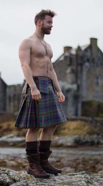 Scotish Men, Hot Scottish Men, Men Wearing Skirts, Scottish Man, Kilt Outfits, Scottish Kilts, Tartan Kilt, Men In Kilts, Shirtless Men