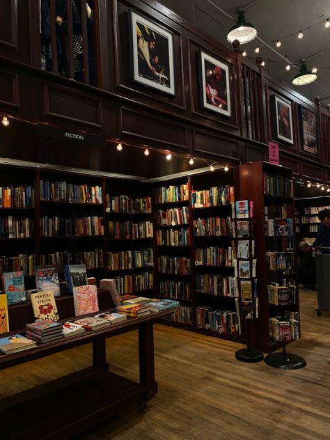 Housing Works Bookstore, Book Stores In Nyc, Working In Bookstore, All Too Well Bookstore, New York Bookstore, Bookshop Ideas, Bookshop Aesthetic, 80's Hairstyle, Library Store