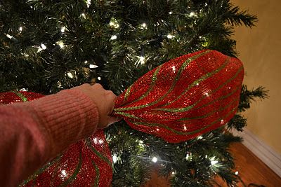 Decorating A Christmas Tree With Mesh Ribbon Tutorial: I do this on our tree, love how it looks! Christmas Tree With Mesh Ribbon, Christmas Tree With Mesh, Ribbon Tutorial, Mesh Christmas Tree, Decorating A Christmas Tree, Mesh Garland, Decorating Hacks, Holiday Deco, Tree Decorating