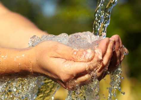 How Your Old Shoes Can Provide Clean Drinking Water Across the World - Goodnet Diy Kosmetik, World Water Day, Water Day, Water Waste, Survival Life, Water Purification, Kids Discover, Hot Flashes, Water Conservation