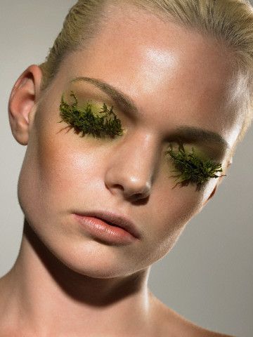 Moss as Eyelashes Moss Green Makeup, Moss Makeup Looks, Swamp Makeup, Nature Inspired Makeup, Moss Photoshoot, Moss Makeup, Forest Makeup, Earth Makeup, Extreme Make-up