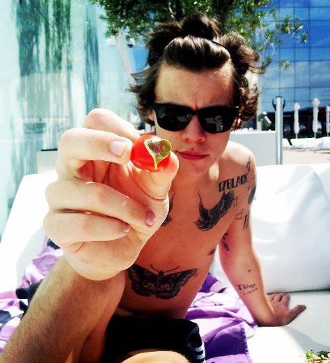 Harry Styles Boyfriend Material, Harry Styles Boyfriend, Young Harry Styles, Harry Styles Shirtless, Story Pictures, Frat Boy, Harry Styles Pictures, Harry Styles Photos, Mr Style