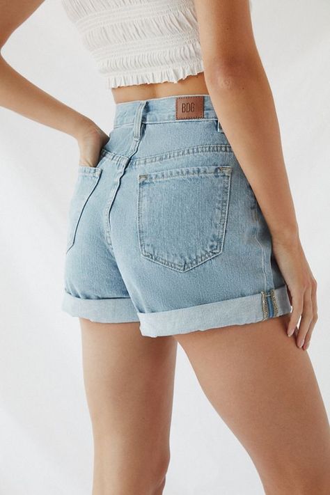 Casual Cocktail Attire, Short Mom Jeans, High Wasted Jean Shorts, Short Mom, Light Wash Jean Shorts, Black Coated Jeans, Light Wash Denim Shorts, Tokyo Street Fashion, Summer Shorts Outfits